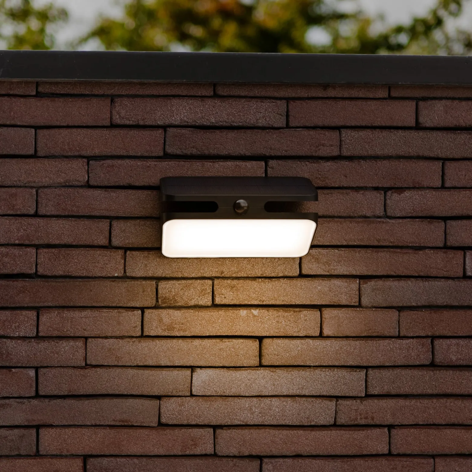 AERO-LED-ulkoseinälamppu, musta, 21 cm, liiketunnistin, IP54