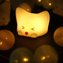 Akku-LED-yövalo Catty Cat, 7 väriä + äänet