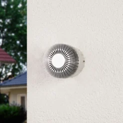 Alumiinin värinen Lennias LED-ulkoseinävalaisin