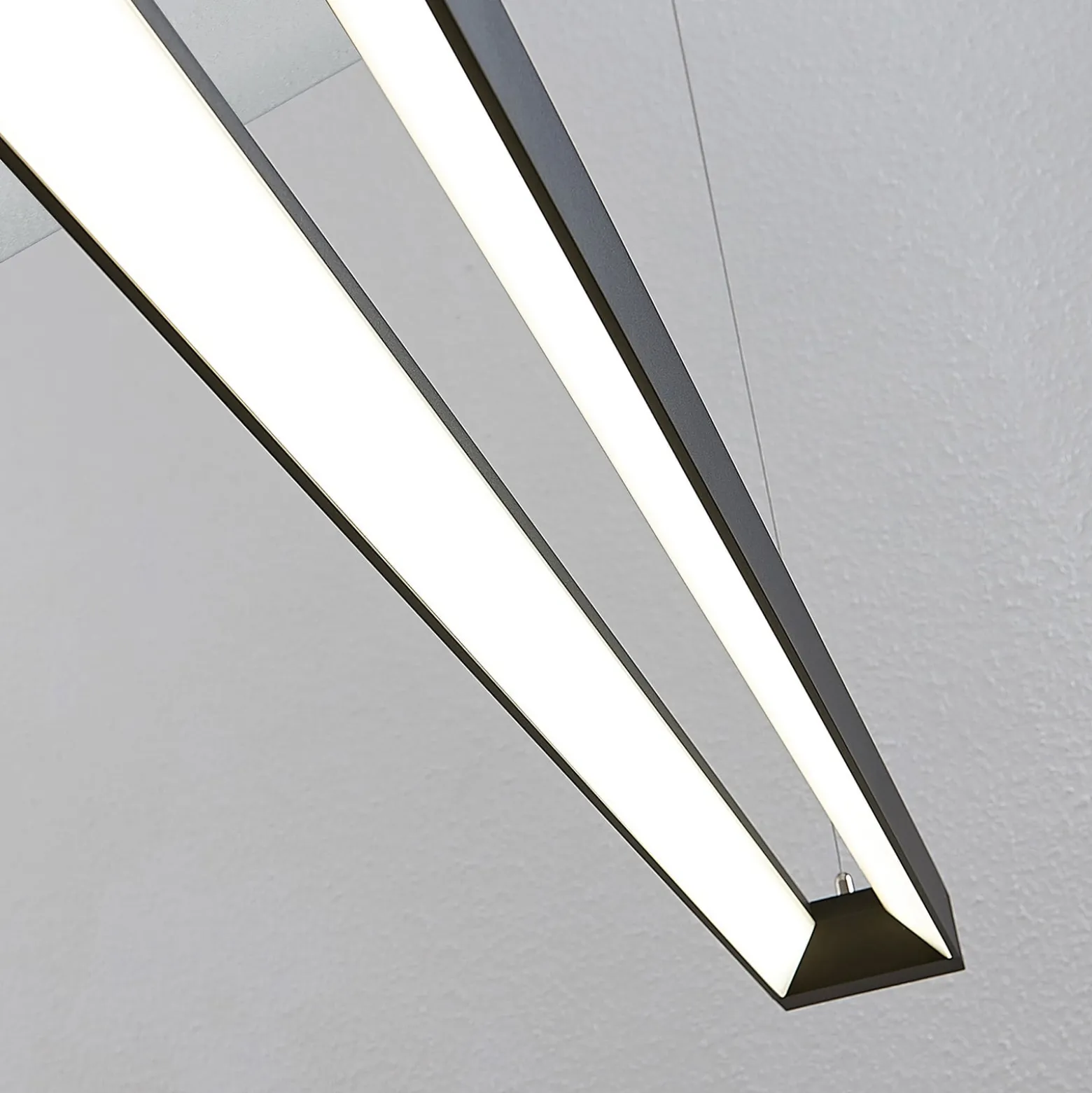 Arcchio LED-riippuvalaisin Cuna, musta, 122cm, metallia