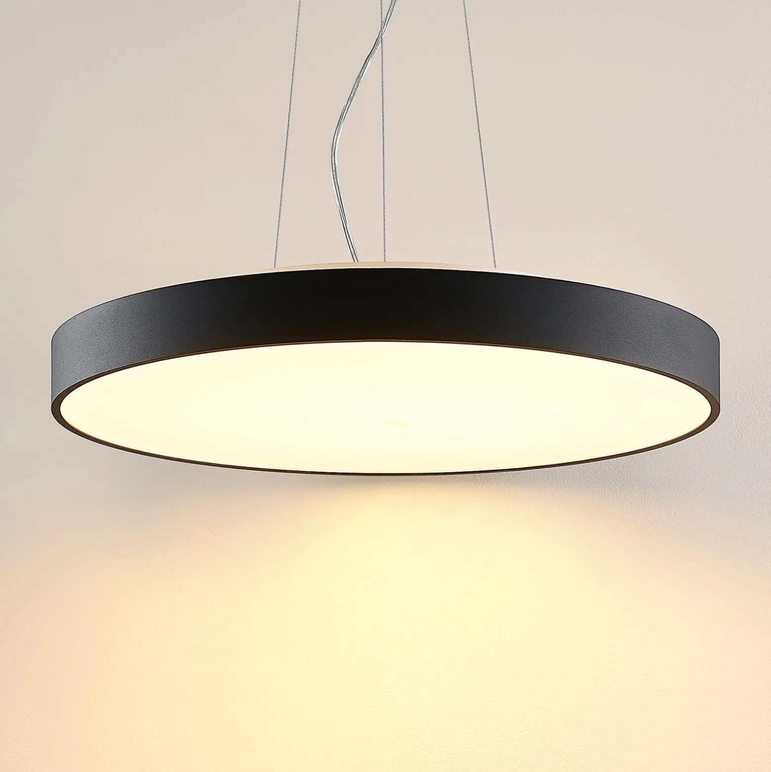 Arcchio LED-riippuvalaisin Vanida, musta, Ø 60 cm, ylös/alas -valaisin