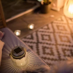 Aurinkokäyttöinen lasinen LED-pöytävalaisin Jar
