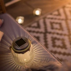 Aurinkokäyttöinen lasinen LED-pöytävalaisin Jar