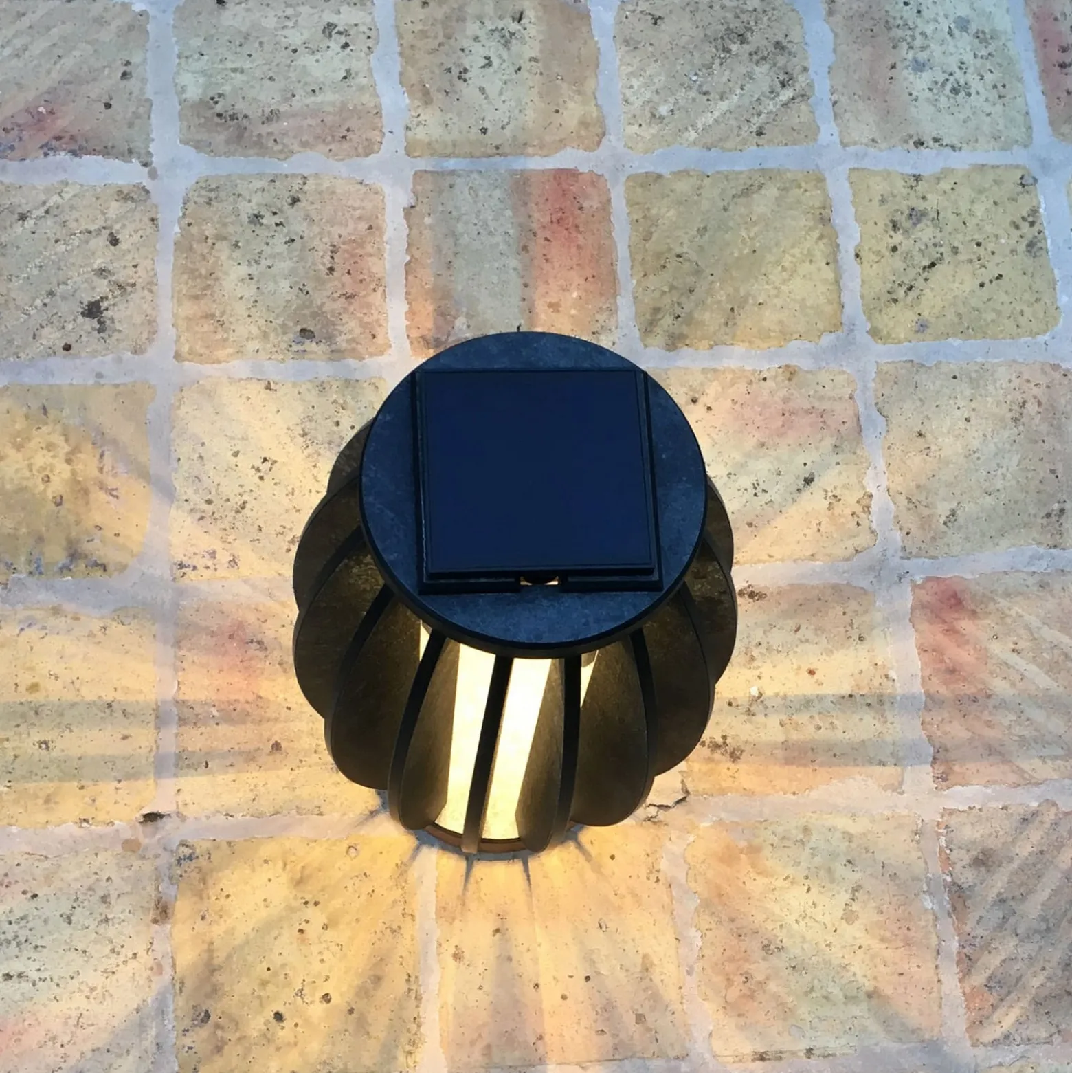 Aurinkokäyttöinen LED-valaisin Pastek anturilla