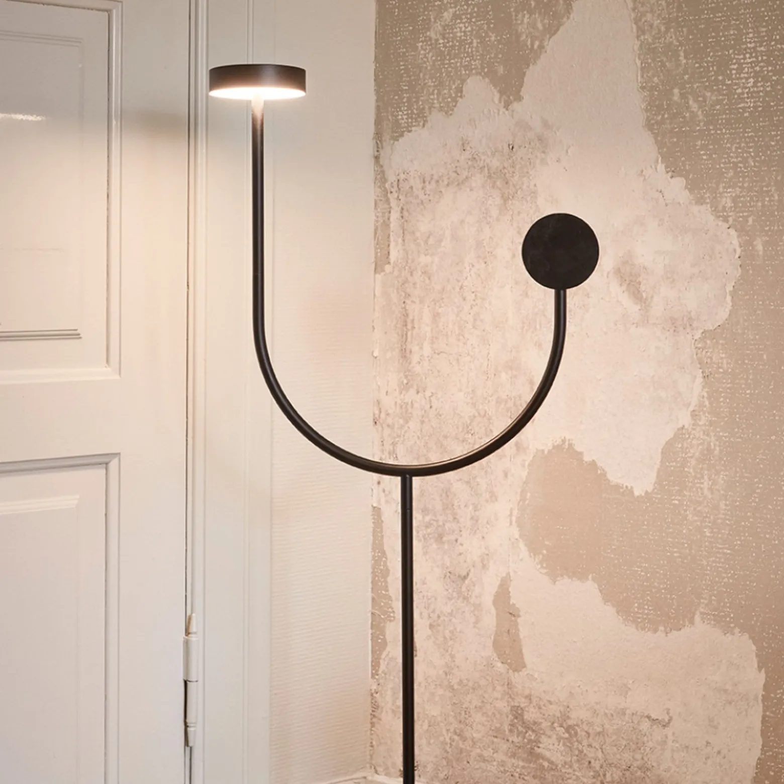 AYTM LED-lattiavalaisin Grasil, musta, marmori, korkeus 127 cm