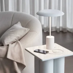 Beacon LED-pöytävalaisin Smith, valkoinen, metalli, USB-portti