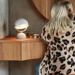 Beacon pöytävalaisin Lowe, valkoinen/messinki, marmorijalka