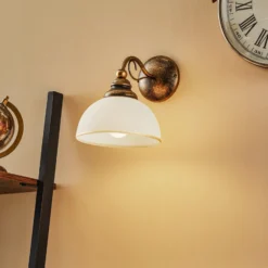 Casale seinävalaisin lasivarjostimella