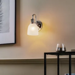 Cora-kylpyhuoneen LED-seinävalaisin, 1-lamppuinen, IP44, lasi