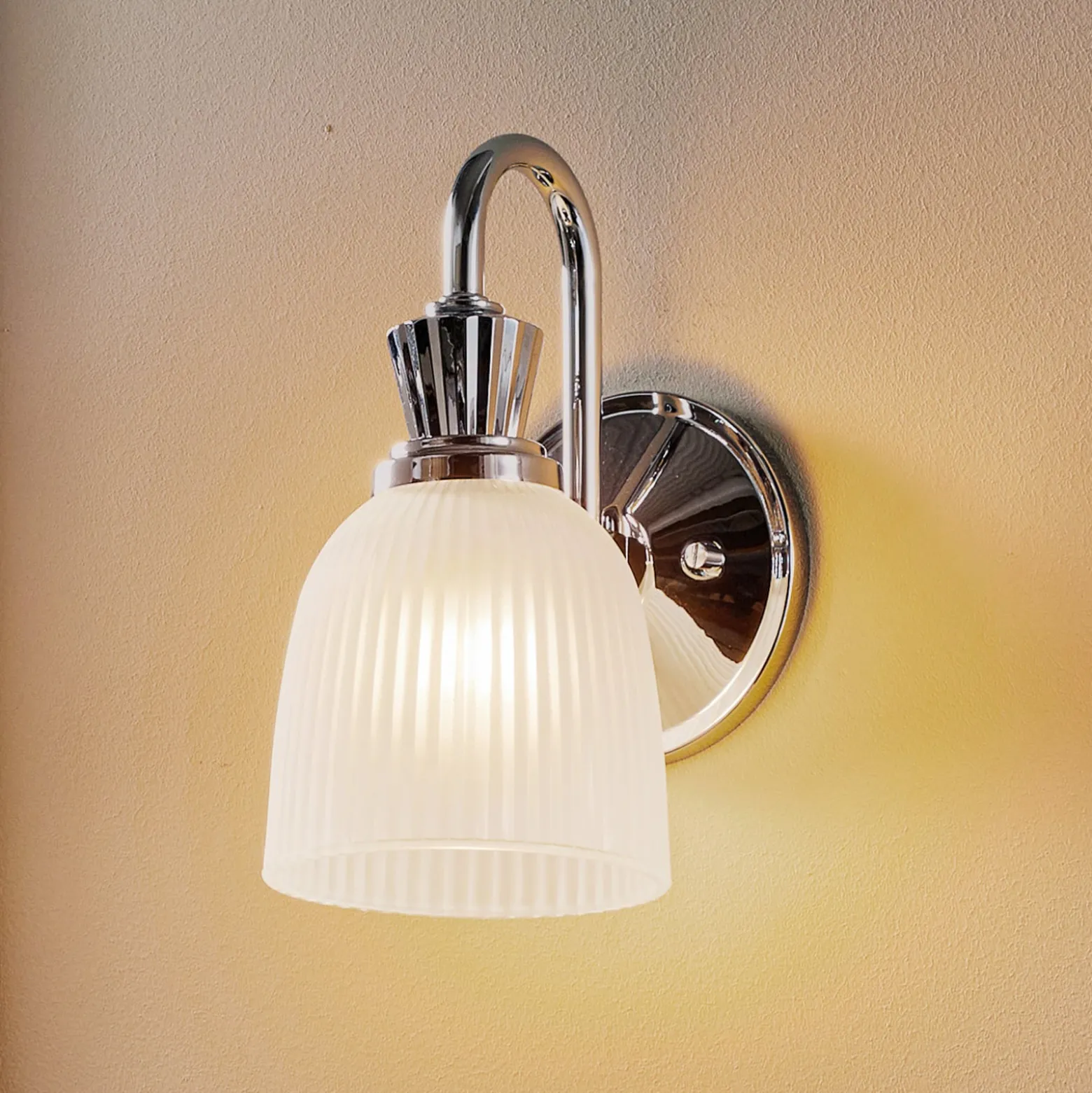 Cora-kylpyhuoneen LED-seinävalaisin, 1-lamppuinen, IP44, lasi