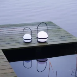 Dyberg Larsen aurinkokäyttöinen LED-lamppu Summer, valkoinen/musta, korkeus 26