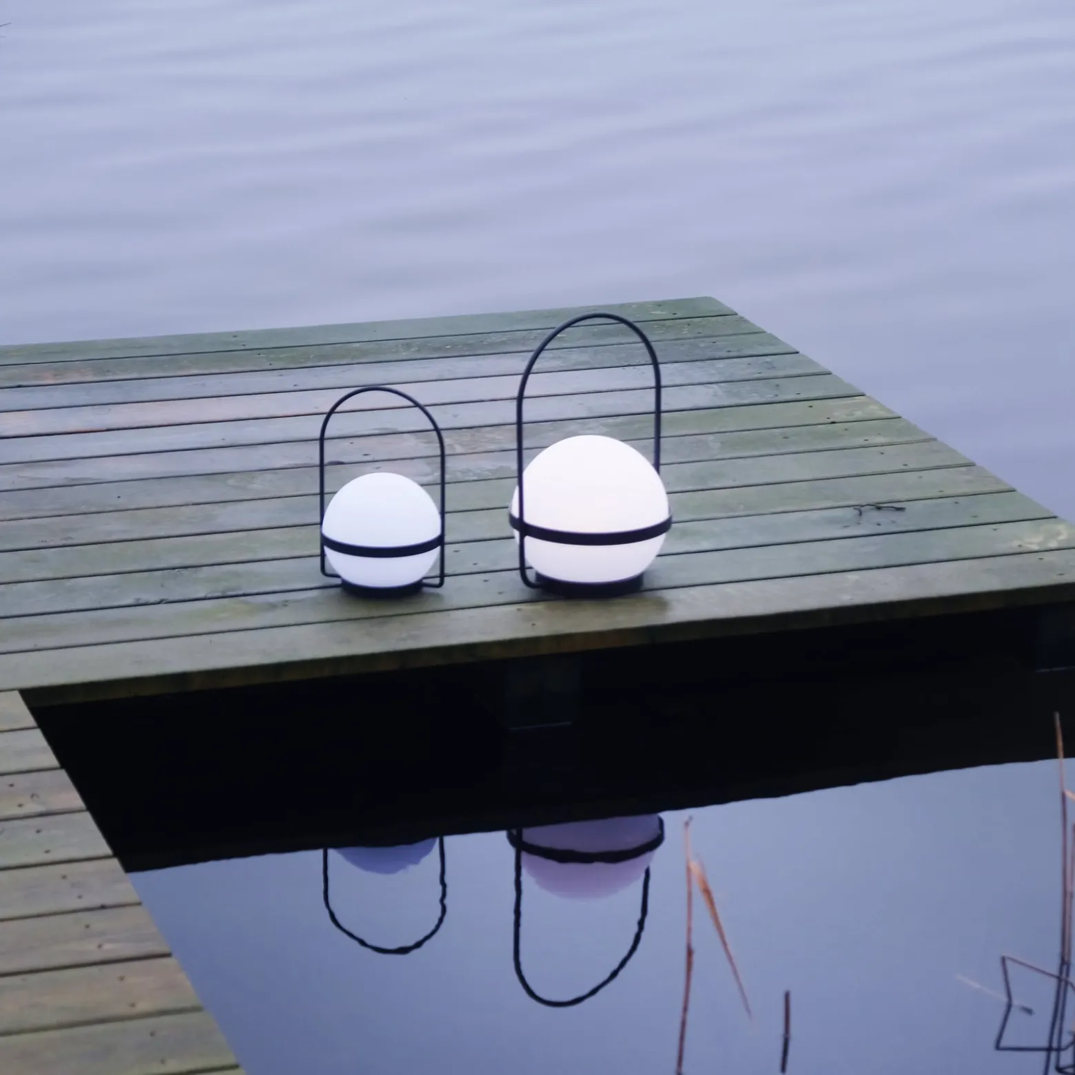 Dyberg Larsen aurinkokäyttöinen LED-lamppu Summer, valkoinen/musta, korkeus 26