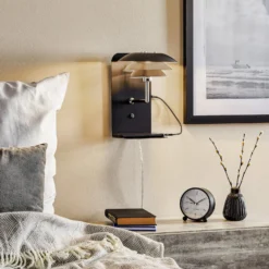 Dyberg Larsen DL20 USB Shelf -seinälamppu, musta