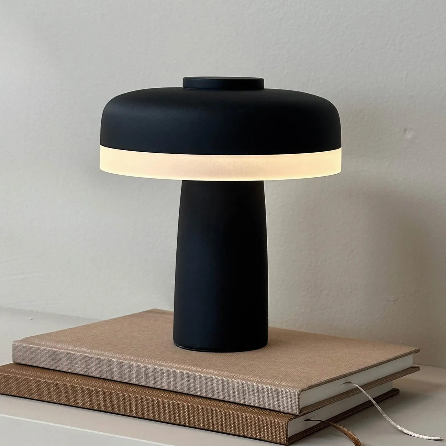 Dyberg Larsen ladattava LED-pöytävalaisin Porter, musta, 16 cm