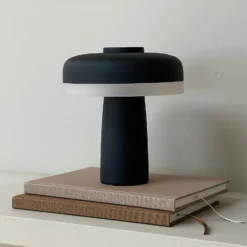 Dyberg Larsen ladattava LED-pöytävalaisin Porter, musta, 16 cm