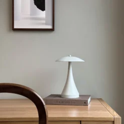 Dyberg Larsen ladattava LED-pöytävalaisin Vienna, kerma, korkeus 28 cm