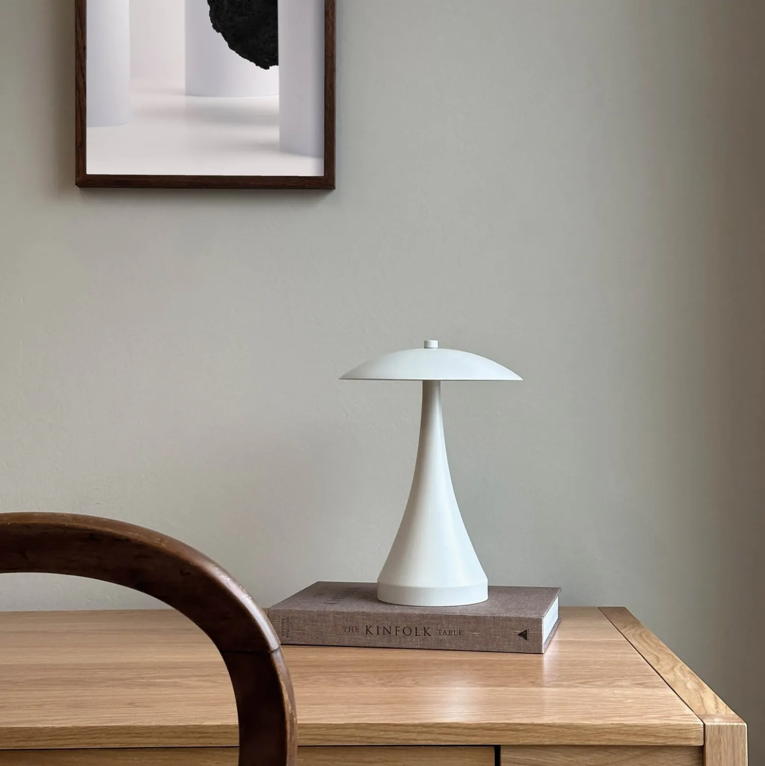 Dyberg Larsen ladattava LED-pöytävalaisin Vienna, kerma, korkeus 28 cm
