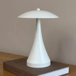 Dyberg Larsen ladattava LED-pöytävalaisin Vienna, kerma, korkeus 28 cm