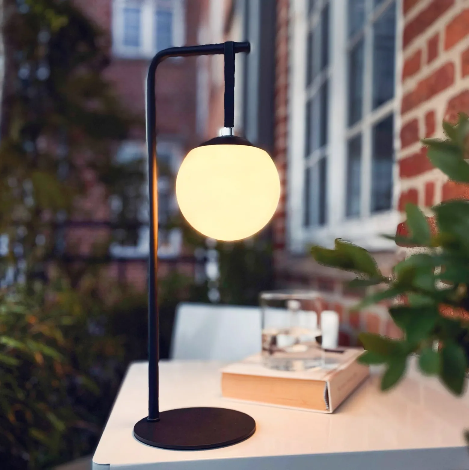 Dyberg Larsen LED-akku-koristelamppu Odin, musta/valkoinen, IP44