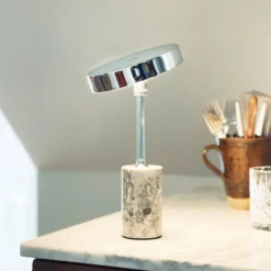 Dyberg Larsen LED-akkukäyttöinen pöytälamppu Starlight, kromi/harmaa