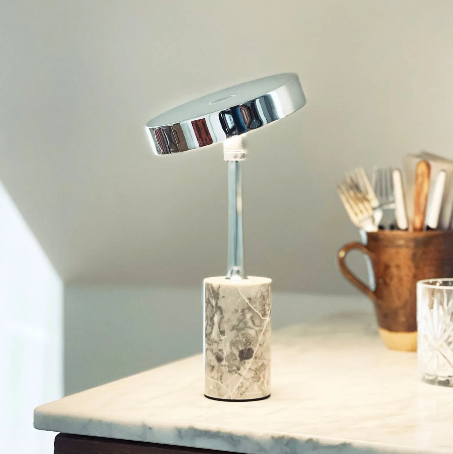 Dyberg Larsen LED-akkukäyttöinen pöytälamppu Starlight, kromi/harmaa