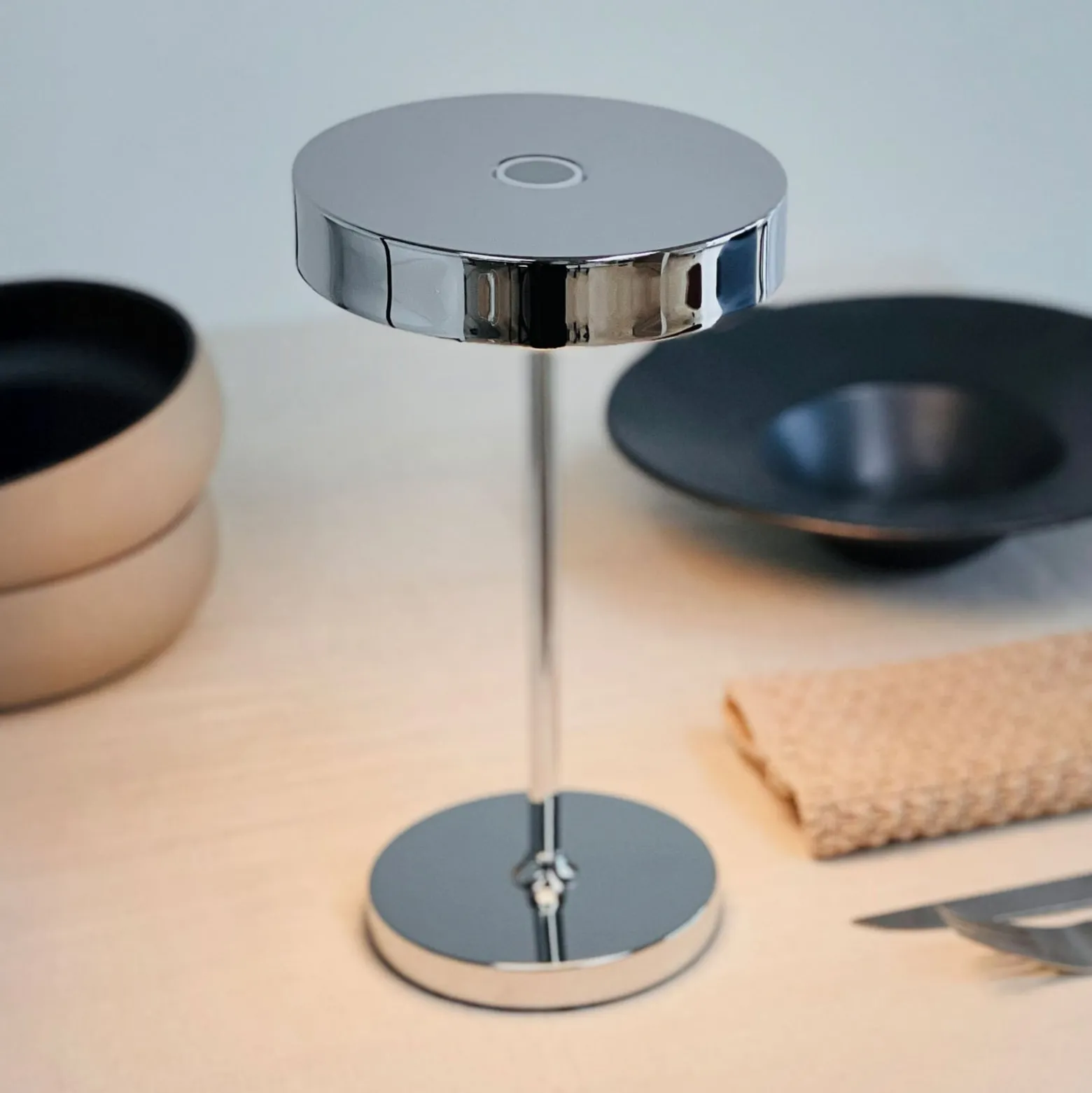 Dyberg Larsen LED-akkukäyttöinen pöytälamppu Starlight, kromi, metalli