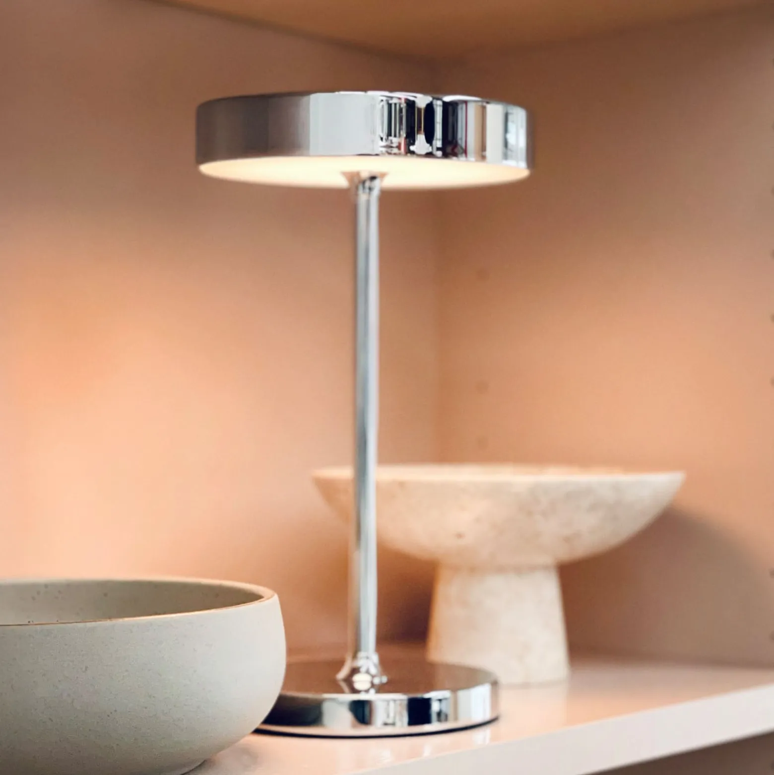 Dyberg Larsen LED-akkukäyttöinen pöytälamppu Starlight, kromi, metalli
