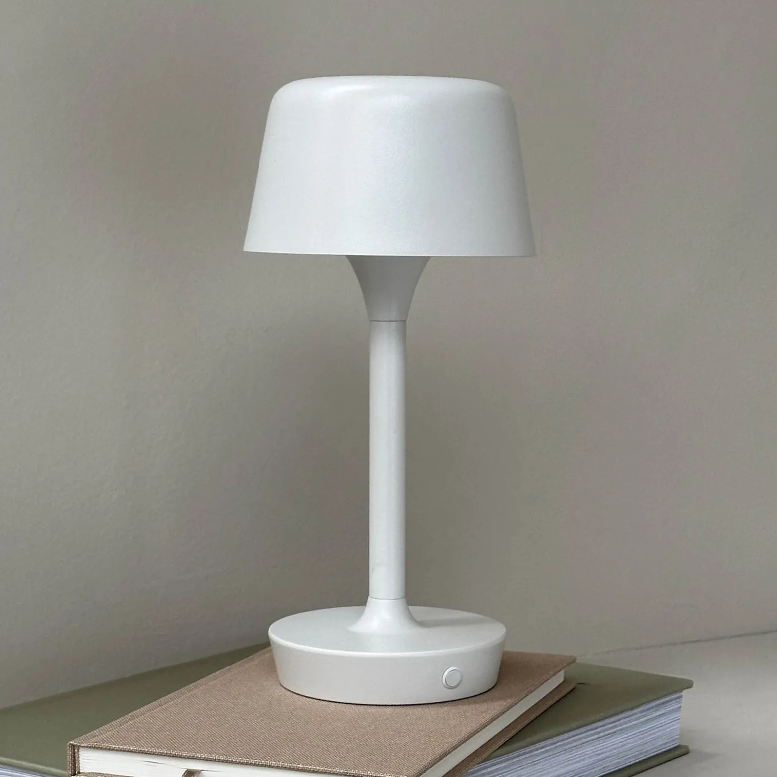 Dyberg Larsen LED-ladattava pöytävalaisin Flow, kerma, korkeus 25 cm