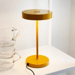 Dyberg Larsen LED-pöytälamppu Starlight, keltainen, korkeus 26 cm