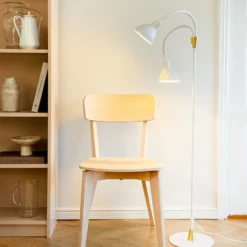 Dyberg Larsen Lilje -maavalaisin, valkoinen, korkeus 135 cm, 2-lamppuinen