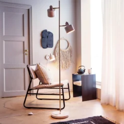 Dyberg Larsen Ocean-maavalaisin, beige, korkeus 160 cm, 2-lamppuinen.
