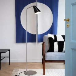 Dyberg Larsen Oswald -lattiavalaisin, musta/teräs, korkeus 135 cm