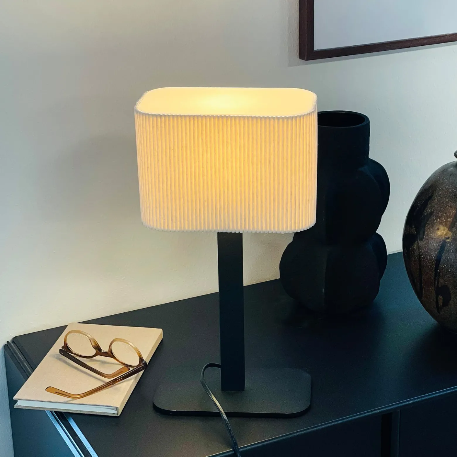 Dyberg Larsen pöytälamppu Calix, luonnonvalkoinen, korkeus 39 cm