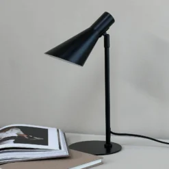 Dyberg Larsen pöytälamppu DL12, musta, korkeus 39,5 cm, metalli