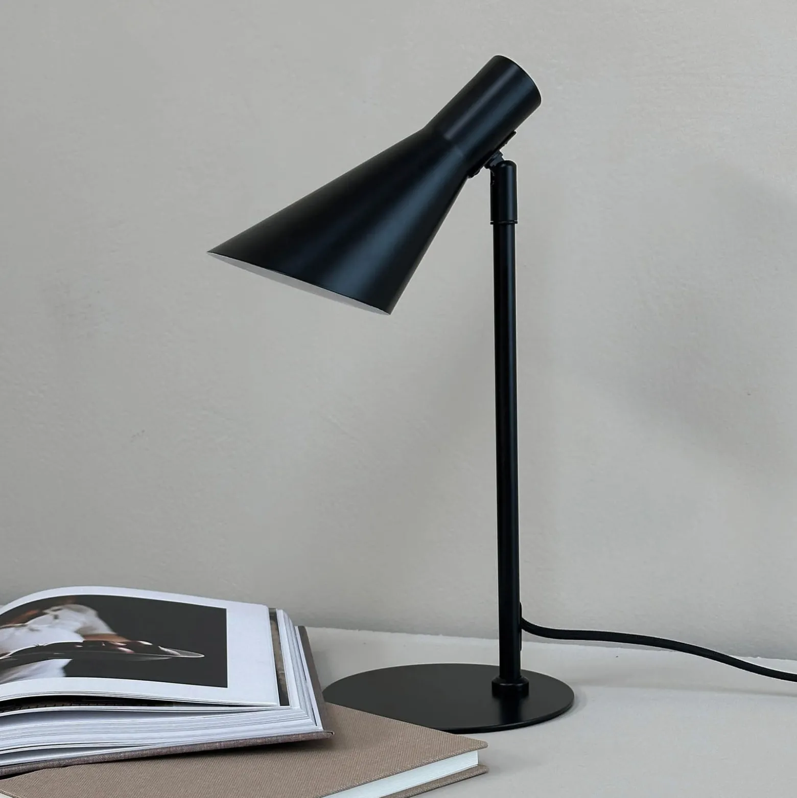 Dyberg Larsen pöytälamppu DL12, musta, korkeus 39,5 cm, metalli