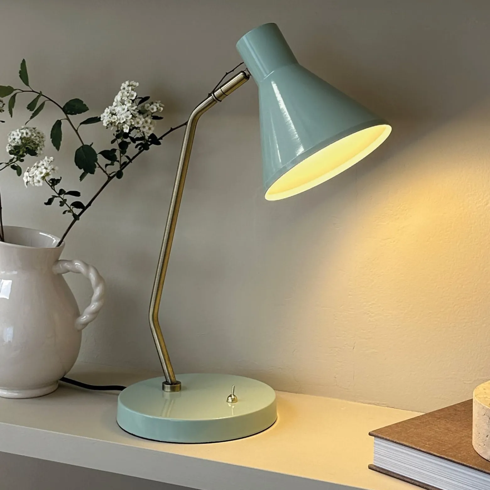 Dyberg Larsen pöytälamppu Sleep, mintunvihreä, korkeus 43,3 cm