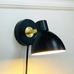 Dyberg Larsen seinälamppu Lilje, musta, Ø 16 cm, metalli
