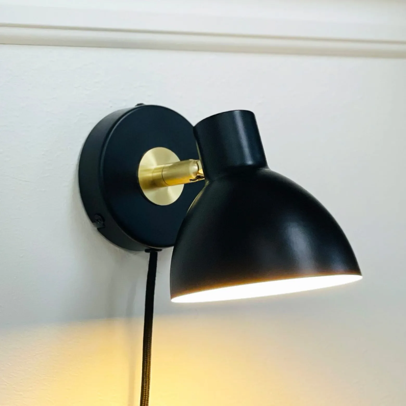 Dyberg Larsen seinälamppu Lilje, musta, Ø 16 cm, metalli