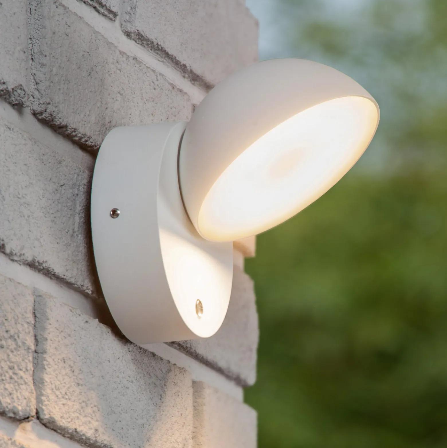 Finn LED-seinävalaisin, valkoinen, metalli, IP54, päivä-/yötunnistin