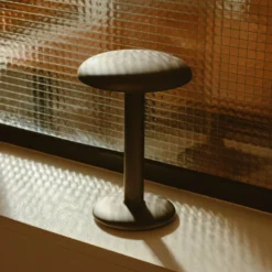 FLOS Gustave -LED-pöytälamppu, akku 927 ruskea