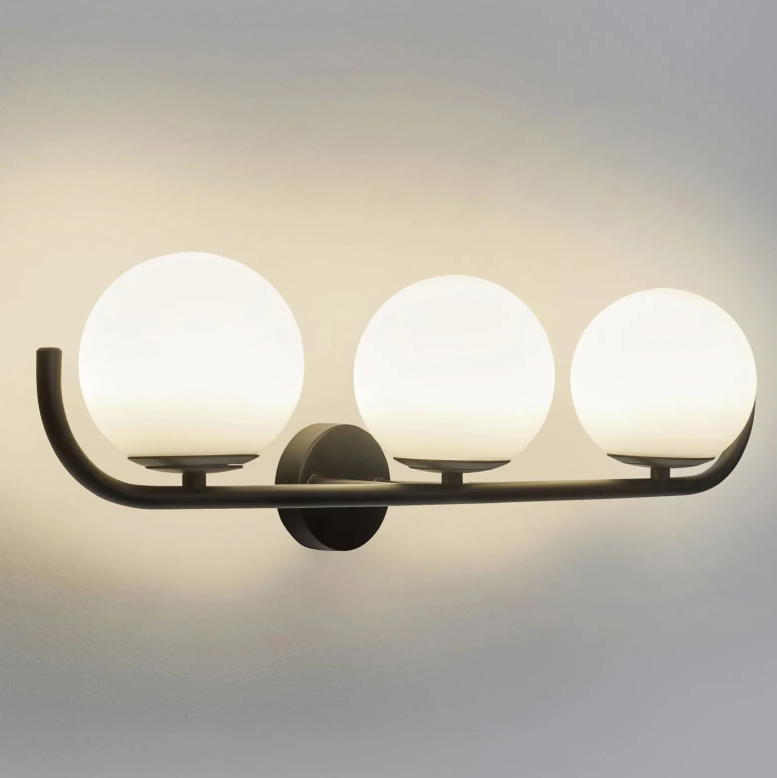 Forlight seinävalaisin Sfera Triple, musta, lasi, leveys 58 cm