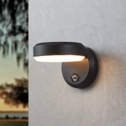 Fornaci-LED-ulkoseinälamppu, musta, leveys 16 cm, liiketunnistin