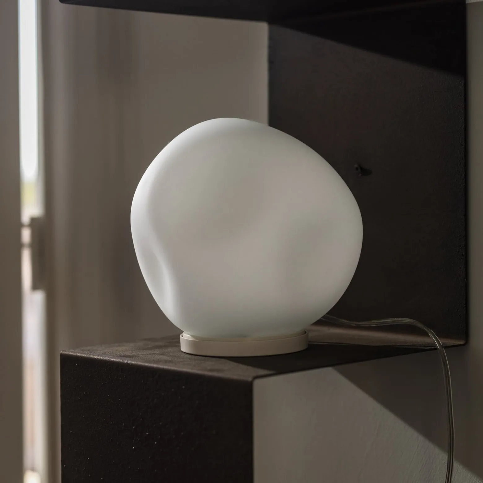 Foscarini pöytävalaisin Hoba Midi, Ø 19 cm, päälle/pois, lasi