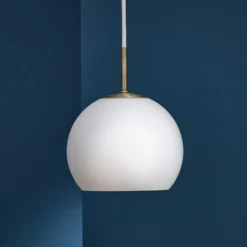 FRANDSEN Ball-riippuvalaisin, opaalinvalkoinen, Ø 18 cm, lasi