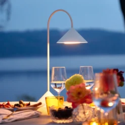 FRANDSEN LED-akkukäyttöinen pöytälamppu Grasp, valkoinen, korkeus 47 cm, metalli