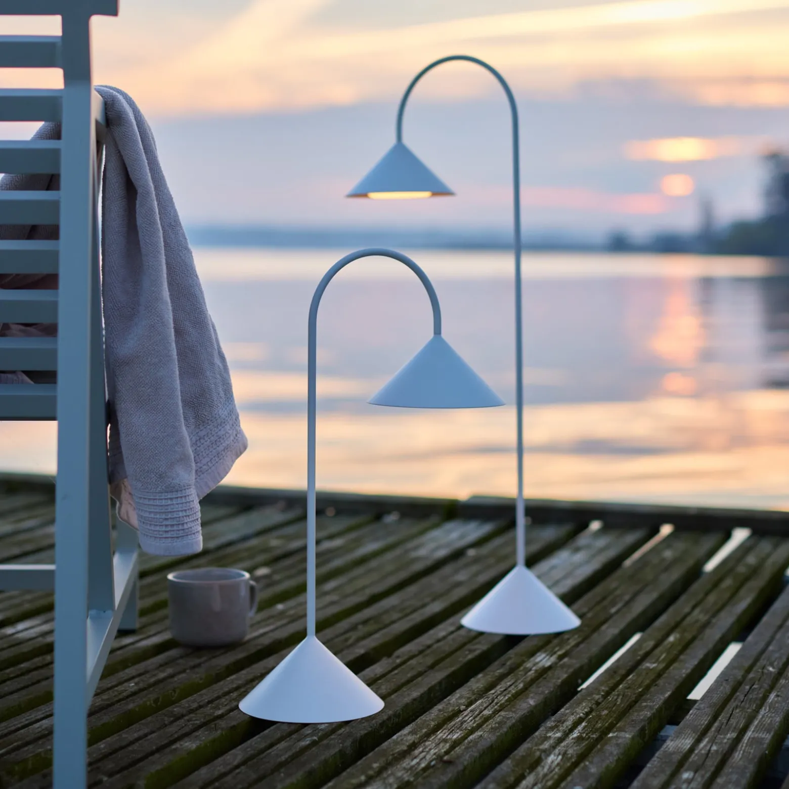 FRANDSEN LED-akkukäyttöinen pöytälamppu Grasp, valkoinen, korkeus 47 cm, metalli