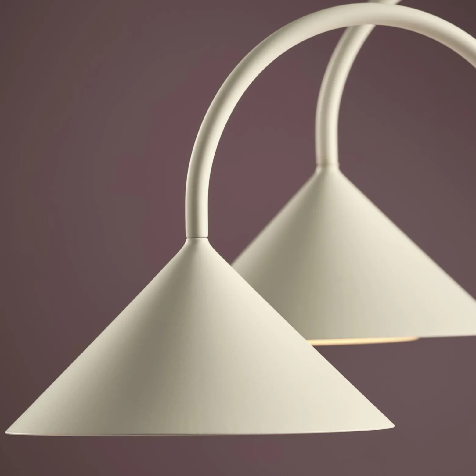 FRANDSEN LED-akkukäyttöinen pöytälamppu Grasp, valkoinen, korkeus 47 cm, metalli