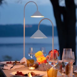 FRANDSEN LED-akkukäyttöinen pöytälamppu Grasp, valkoinen, korkeus 47 cm, metalli