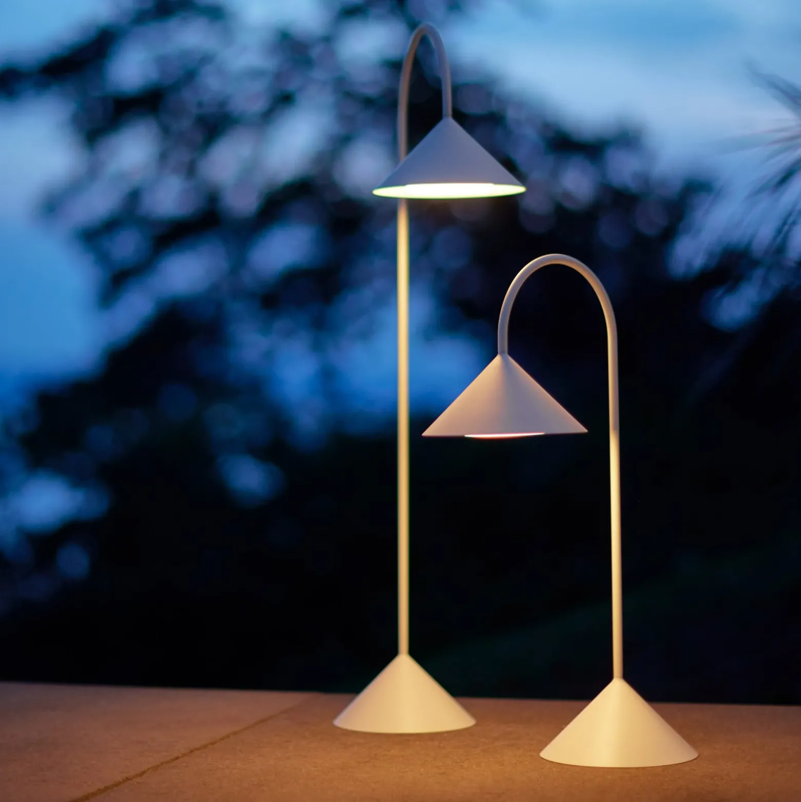 FRANDSEN LED-akkukäyttöinen pöytälamppu Grasp, valkoinen, korkeus 47 cm, metalli