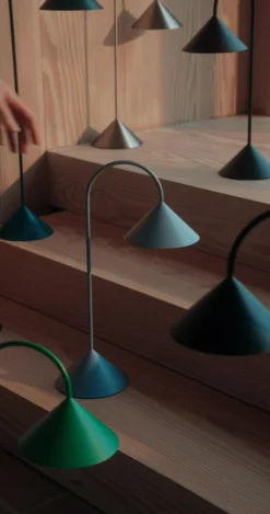 FRANDSEN LED-akkukäyttöinen pöytävalaisin Grasp, vaaleansininen, korkeus 47 cm